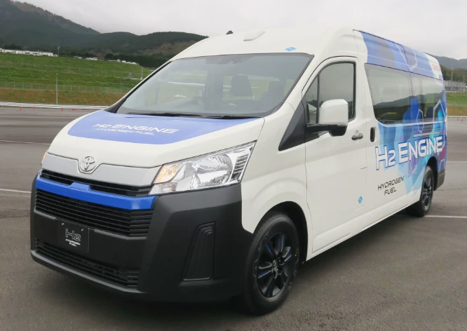 Chiếc xe van được cải tiến đặc biệt thuộc dòng HiAce của Toyota được sử dụng để thử nghiệm. (Nguồn: Kyodo News/Ảnh chụp màn hình)