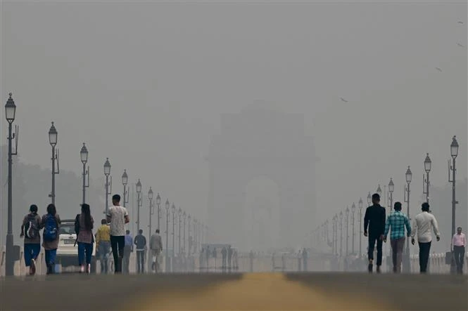 Khói mù ô nhiễm bao phủ dày đặc tại New Delhi (Ấn Độ), ngày 3/11/2023. (Ảnh: AFP/TTXVN)