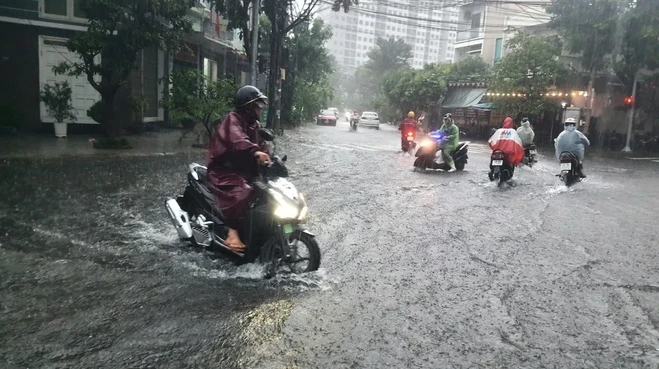 Một trận mưa lớn gây ngập tại Đà Nẵng. (Ảnh: TTXVN)