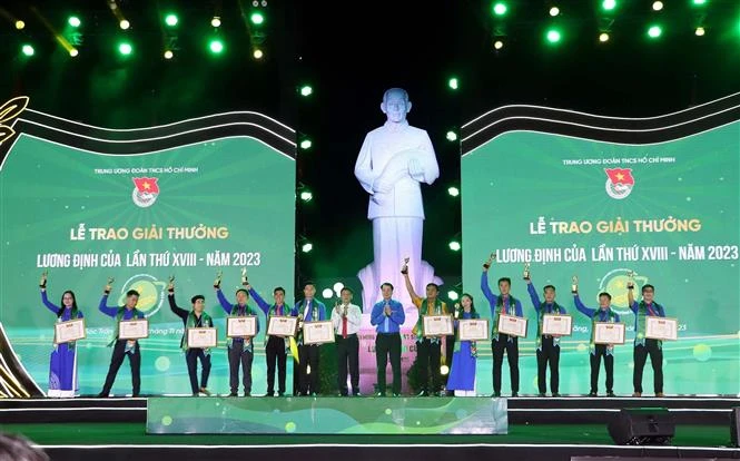 Lãnh đạo Tỉnh ủy Sóc Trăng và lãnh đạo Trung ương Đoàn vinh danh các thanh niên đoạt Giải thưởng Lương Định Của. (Ảnh: Trung Hiếu/TTXVN)