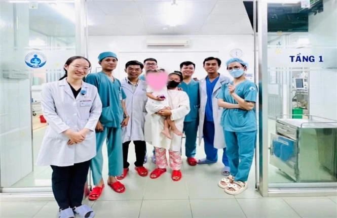 Bé gái được xuất viện trong niềm vui của gia đình và đội ngũ y bác sỹ. (Ảnh: TTXVN phát)