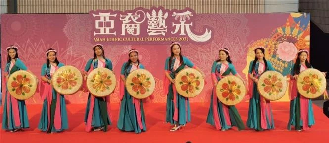 Nhóm múa của người Việt Nam tại Hong Kong biểu diễn tiết mục múa "Em đi xem hội Trăng rằm." (Ảnh: Mạc Luyện/TTXVN)