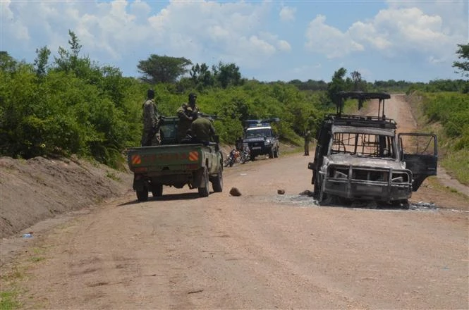 Binh sỹ Uganda tuần tra tại hiện trường vụ tấn công trong Công viên Quốc gia Nữ hoàng Elizabeth thuộc huyện Kasese, ngày 18/10/2023. (Ảnh: THX/TTXVN)