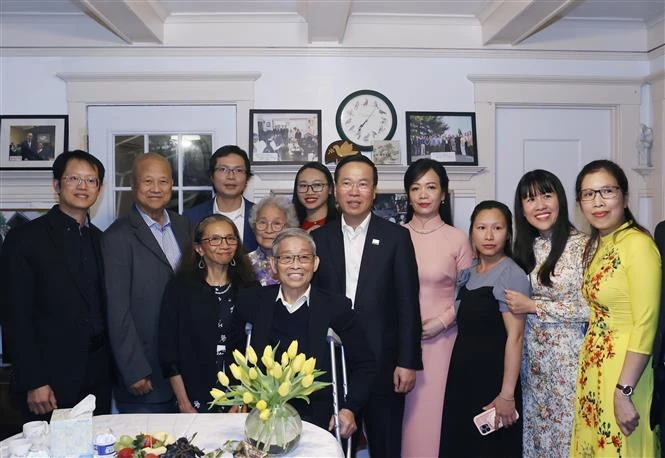 Chủ tịch nước Võ Văn Thưởng và Phu nhân thăm gia đình Việt kiều Phạm Văn Tịch. (Ảnh: Thống Nhất/TTXVN)