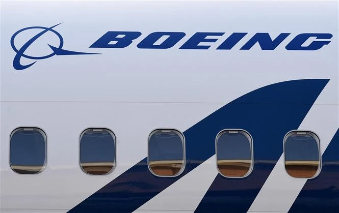 Biểu tượng của tập đoàn sản xuất máy bay Boeing trên máy bay Boeing 737-A. (Ảnh: AFP/TTXVN)