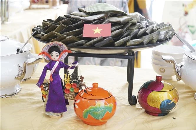 Món bánh bột lọc của Đoàn Việt Nam được trưng bày tại Tiệc trà 2023. (Ảnh: Đỗ Bá Thành/TTXVN)