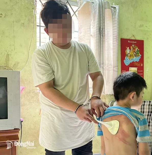 Bị can Dương Nguyễn Bình Minh thực nghiệm lại hiện trường về hành vi hành hạ con theo yêu cầu của cơ quan Công an. (Nguồn: Đồng Nai Online)