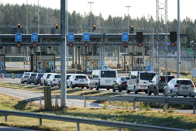 Ôtô xếp hàng chờ qua cửa khẩu biên giới Nuijamaa giữa Nga và Phần Lan tại Lappeenranta, Đông Nam Phần Lan, ngày 17/11/2023. (Ảnh: AFP/TTXVN)