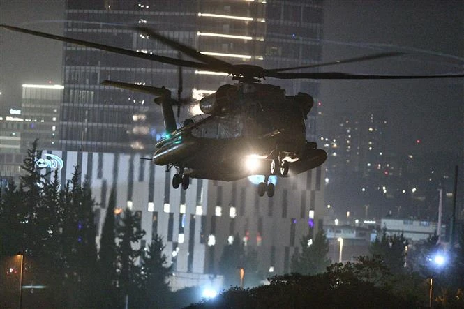 Trực thăng chở các con tin được trả tự do từ Dải Gaza tới một bệnh viện ở Petah Tikva (Israel) ngày 24/11/2023. (Ảnh: THX/TTXVN)