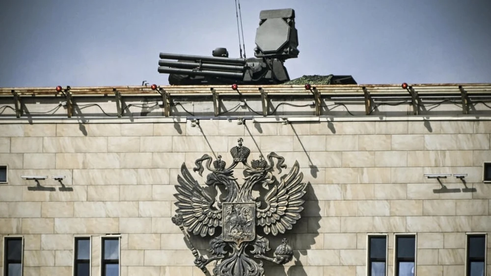 Hệ thống tên lửa phòng không Pantsyr S-1 đặt trên nóc Trụ sở Bộ Quốc phòng Nga ở Moscow, ngày 3/8/2023. (Ảnh minh họa: AFP/Press TV)