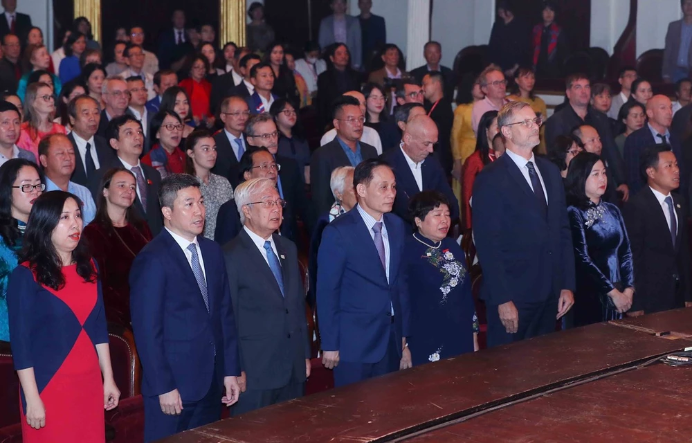 Ông Lê Hoài Trung - Bí thư Trung ương Đảng, Trưởng Ban Đối ngoại Trung ương với các đại biểu dự buổi lễ. (Ảnh: An Đăng/TTXVN)
