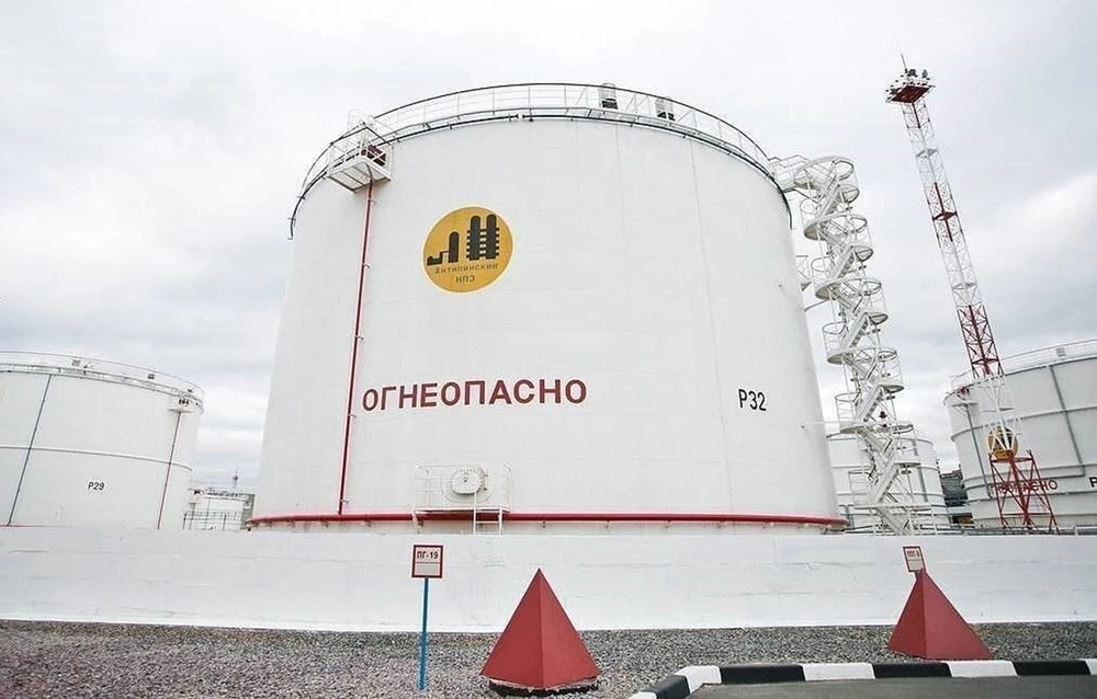 Bể chứa dầu tại cơ sở lọc dầu Antipinsky của Nga. (Ảnh: TASS/TTXVN)