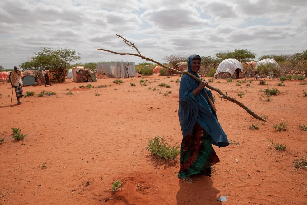 Người dân các vùng hạn hán sơ tán tới nơi ở tạm ở Werder (Ethiopia). (Ảnh: AFP/TTXVN)