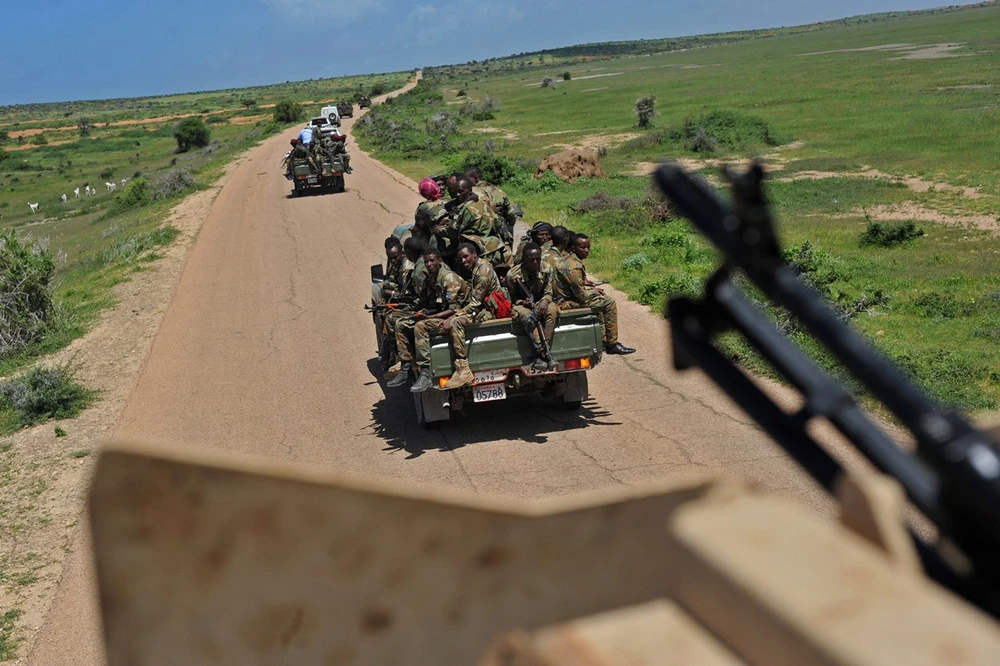 Binh sỹ Somalia tuần tra tại khu vực Sanguuni, cách thủ đô Mogadishu 450km về phía Nam. (Ảnh: AFP/TTXVN)