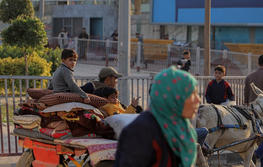 Người dân sơ tán tránh xung đột tại Khan Younis, Dải Gaza, ngày 1/12/2023. (Ảnh: THX/TTXVN)