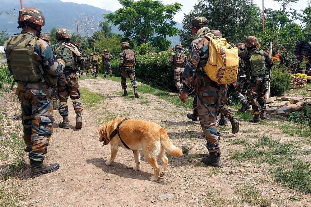 Quân đội được triển khai tại bang Manipur (Ấn Độ) sau vụ đụng độ giữa các nhóm sắc tộc đối địch, ngày 3/6/2023. (Ảnh: AFP/TTXVN)