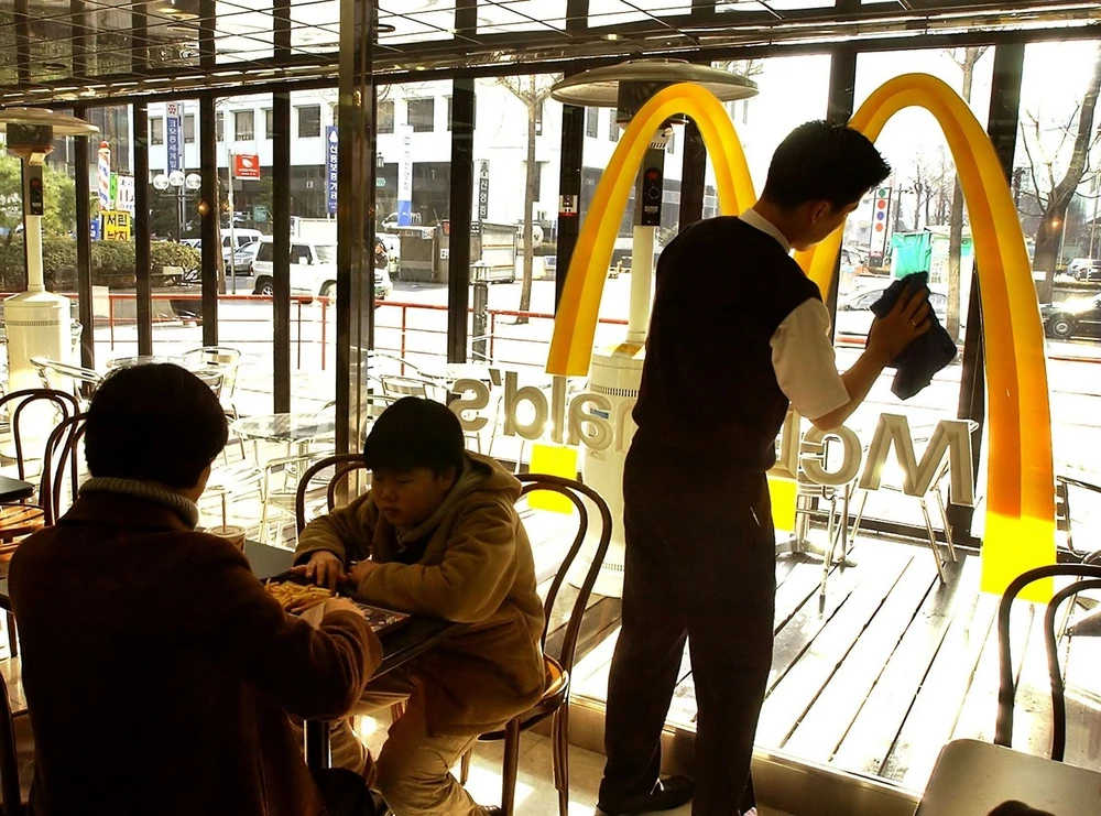 Một cửa hàng của McDonald's. (Ảnh: AFP/TTXVN)