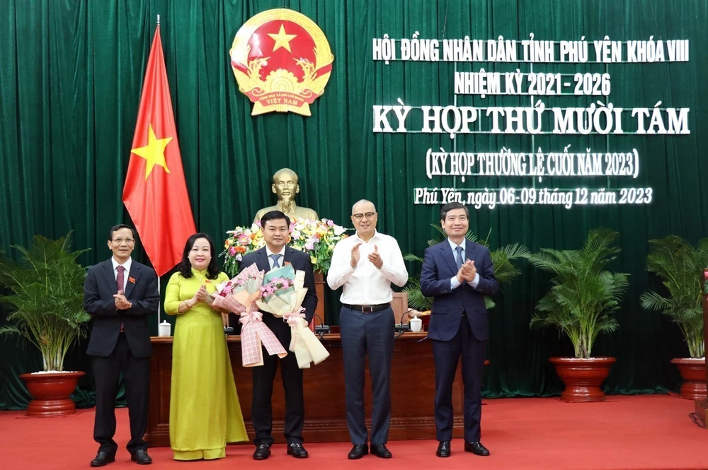 Lãnh đạo tỉnh Phú Yên tặng hoa chúc mừng ông Đỗ Thái Phong giữ chức vụ Phó Chủ tịch Hội đồng Nhân dân tỉnh Phú Yên. (Ảnh Xuân Triệu/TTXVN)