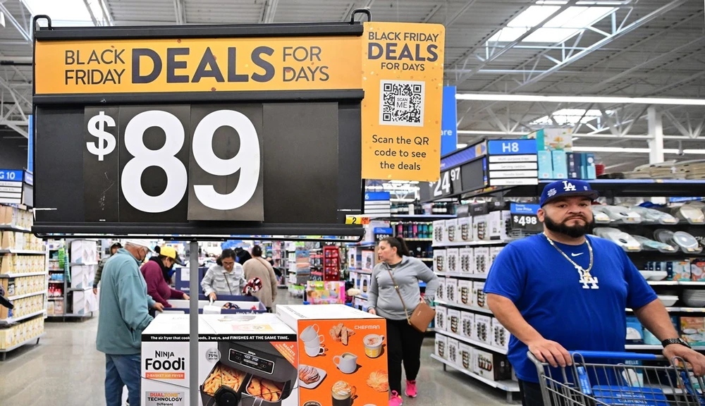 Người dân mua sắm tại một siêu thị ở Pico Rivera, California (Mỹ). (Ảnh: AFP/TTXVN)