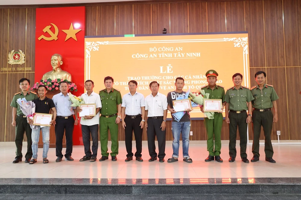 Lãnh đạo Công an tỉnh Tây Ninh trao Giấy khen cho Phó trưởng Công an phường Lộc Hưng và ba người dân tham gia bắt cướp. (Ảnh: TTXVN phát)
