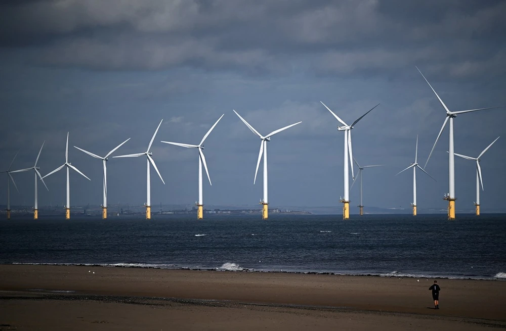 Trang trại gió ngoài khơi bờ biển Redcar (Anh). (Ảnh: AFP/TTXVN)