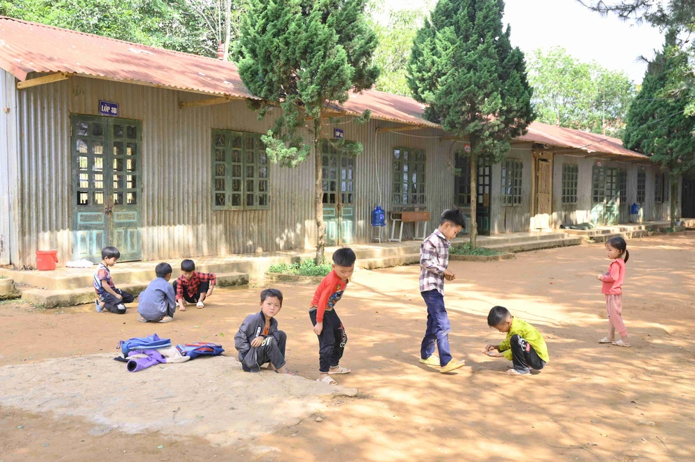 Trong năm học, các em học sinh sẽ dành khoảng thời gian trung bình từ 4-10 giờ đồng hồ ở trường mỗi ngày.