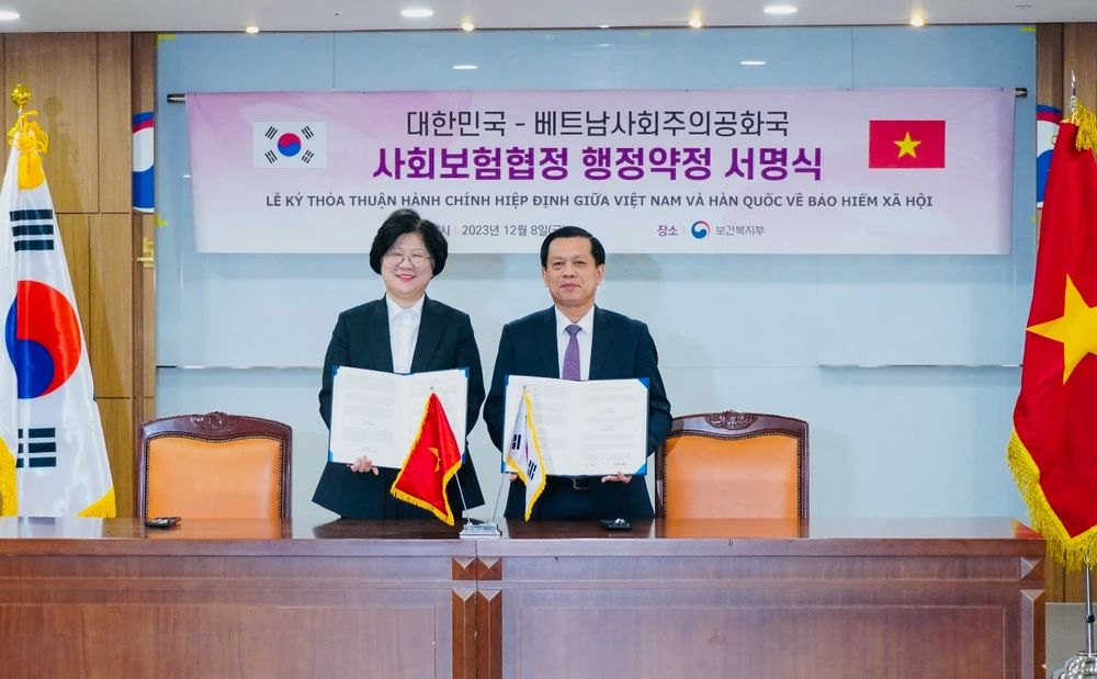 Thứ trưởng Nguyễn Bá Hoan và Thứ trưởng Bộ Y tế và Phúc lợi Hàn Quốc ký Thỏa thuận Triển khai Hiệp định Liên Chính phủ về Bảo hiểm Xã hội. (Nguồn: Dân Trí)