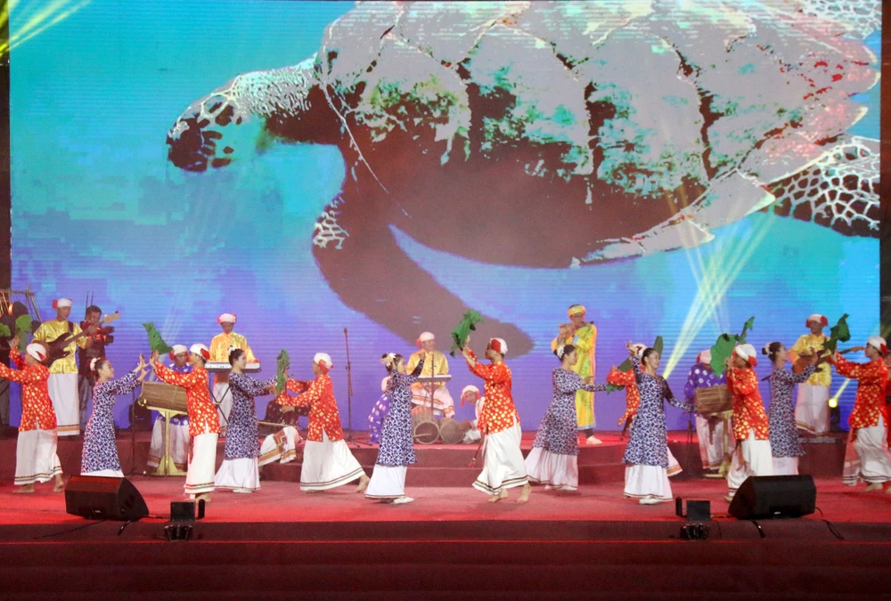 Đoàn Nghệ thuật đến từ Việt Nam biểu diễn tại đêm Bế mạc Lễ hội Nghệ thuật Biểu diễn Quốc tế lần thứ nhất năm 2023. (Ảnh: Nguyễn Thanh/TTXVN)