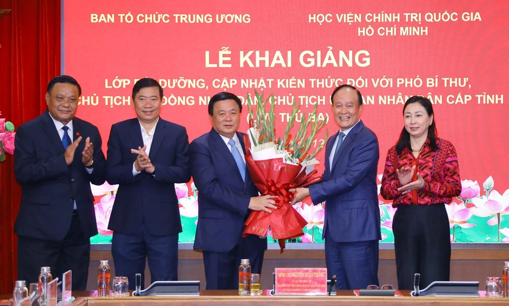 Ban Tổ chức lớp học tặng hoa Giáo sư-Tiến sỹ Nguyễn Xuân Thắng. (Ảnh: Văn Điệp/TTXVN)