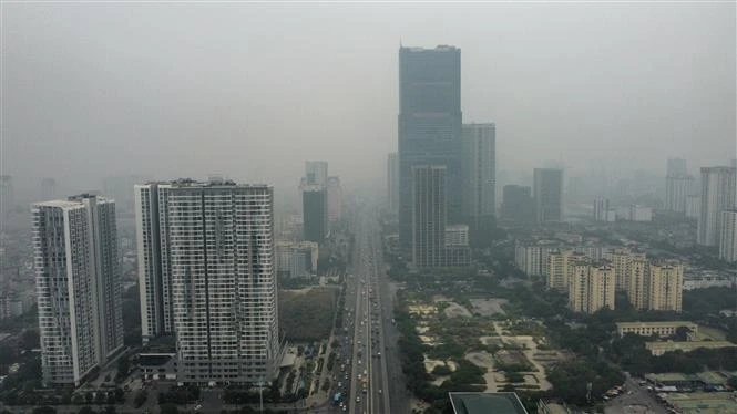 Các tòa nhà cao tâng của Quận Nam Từ Liêm (Hà Nội) chìm trong sương mù sáng 30/11. (Ảnh: Hoàng Hiếu/TTXVN)