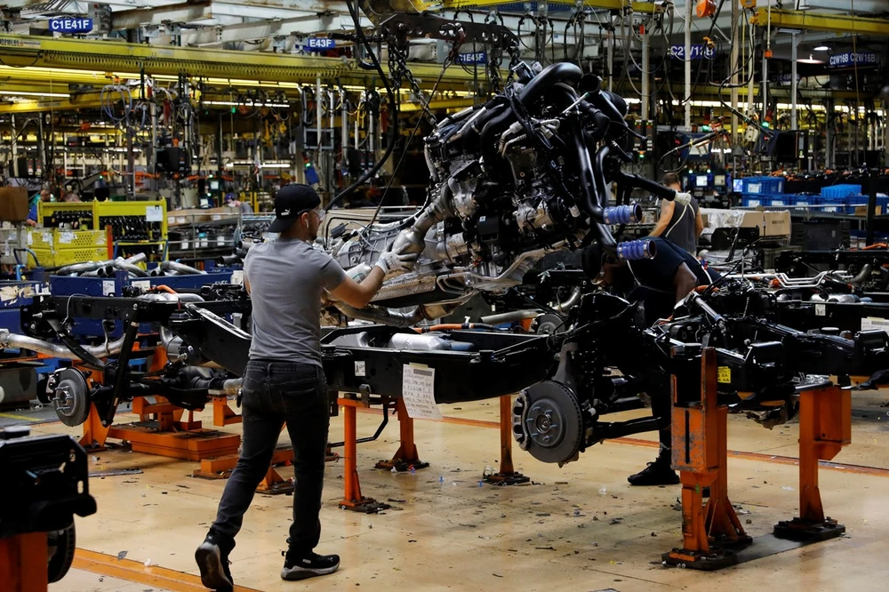 Công nhân làm việc tại nhà máy của hãng sản xuất ôtô Ford tại Dearborn, Michigan (Mỹ). (Ảnh: AFP/TTXVN)