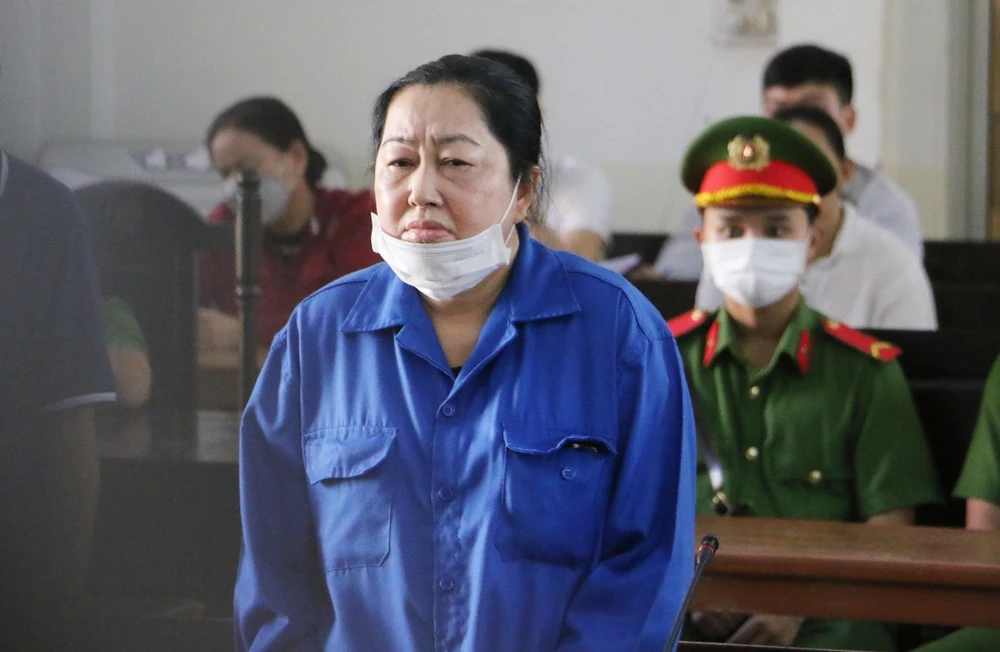 Bị cáo Nguyễn Thị Kim Hạnh tại phiên toà sơ thẩm trong một vụ án buôn lậu, ngày 24/10/2023. (Ảnh: Công Mạo/TTXVN)