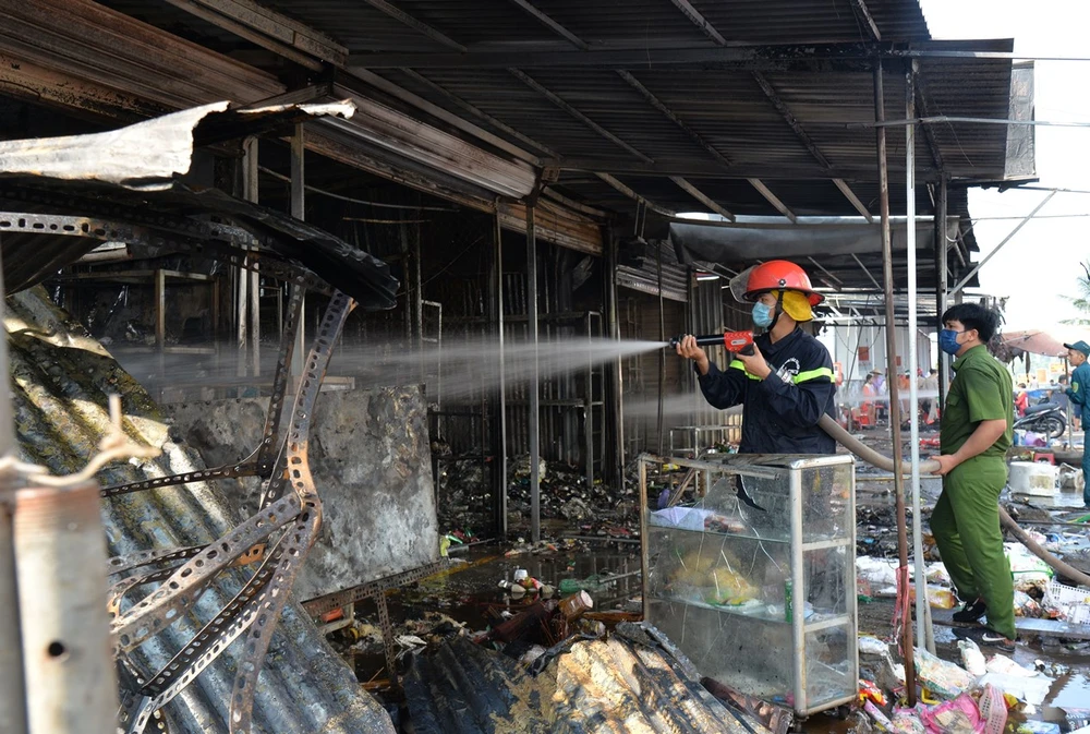Lực lượng chức năng chữa cháy tại khu vực chợ Bình Thành (Đồng Tháp), ngày 22/4/2023. (Ảnh: Nhựt An/TTXVN)