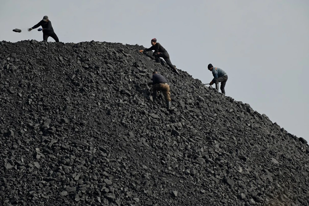 Công nhân làm việc tại khu mỏ ở Đại Đồng, tỉnh Sơn Tây (Trung Quốc). (Ảnh: AFP/TTXVN)
