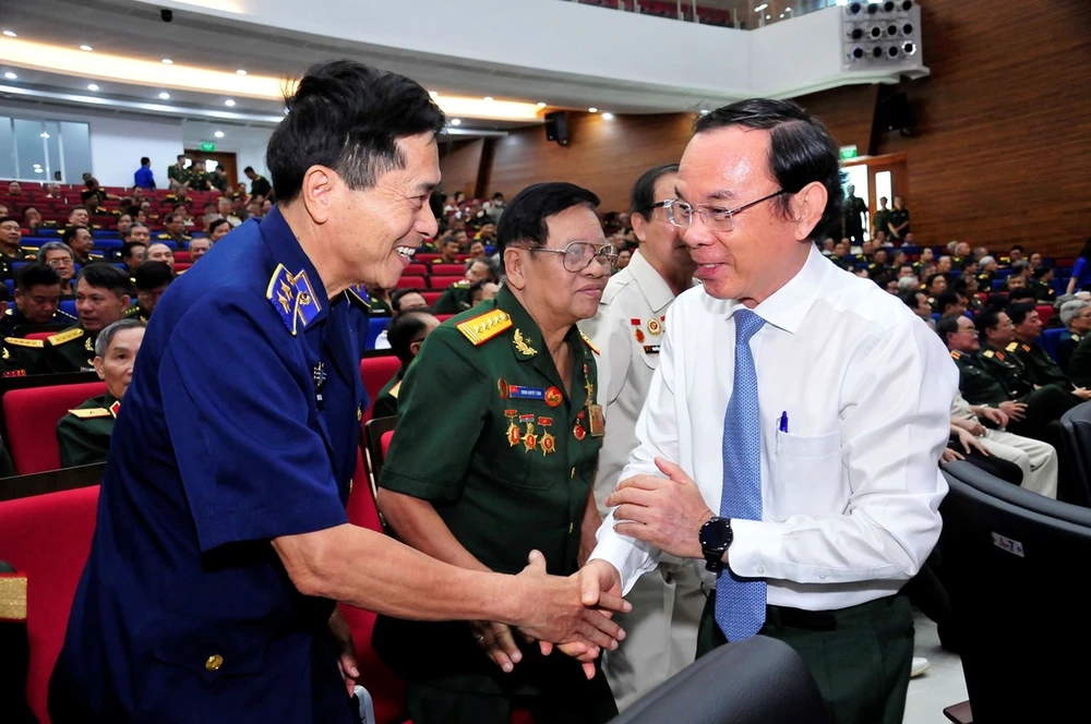 Ủy viên Bộ Chính trị, Bí thư Thành ủy Thành phố Hồ Chí Minh Nguyễn Văn Nên thăm hỏi sức khỏe các tướng lĩnh quân đội nghỉ hưu. (Ảnh: Xuân Khu/TTXVN)