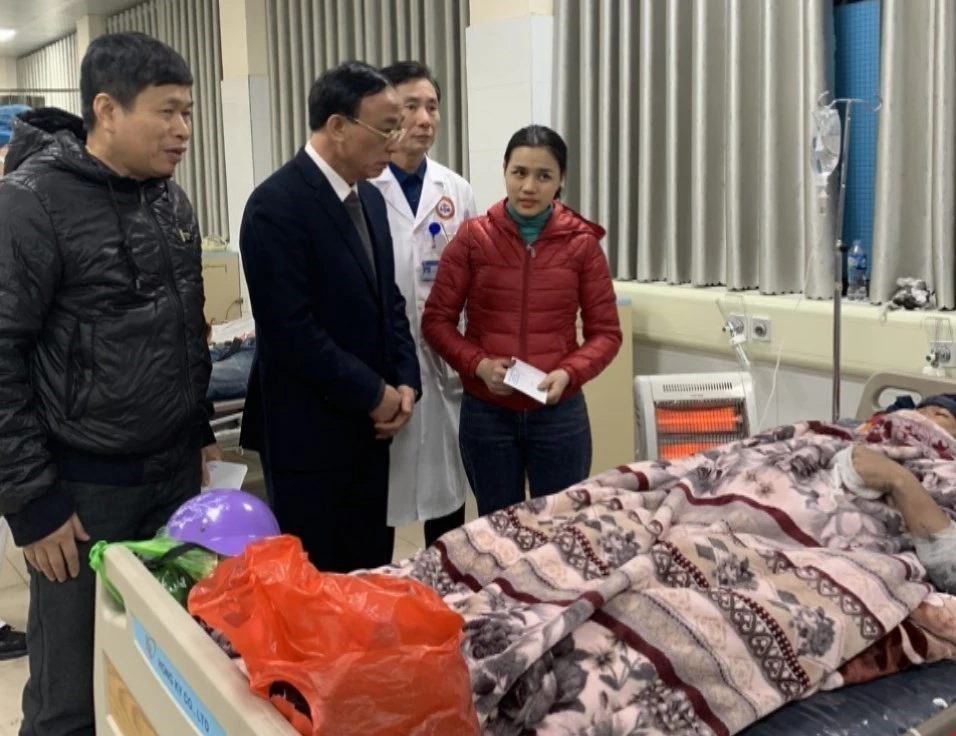 Lãnh đạo Ủy ban Nhân dân thành phố Cẩm Phả (Quảng Ninh) thăm hỏi, động viên công nhân bị thương tại bệnh viện. (Ảnh: TTXVN phát)
