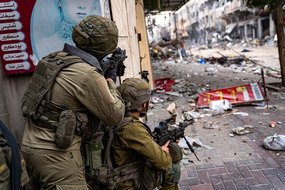 Binh sỹ quân đội Israel triển khai các cuộc tấn công trên bộ tại Gaza, ngày 22/12/2023. (Ảnh: AFP/TTXVN)