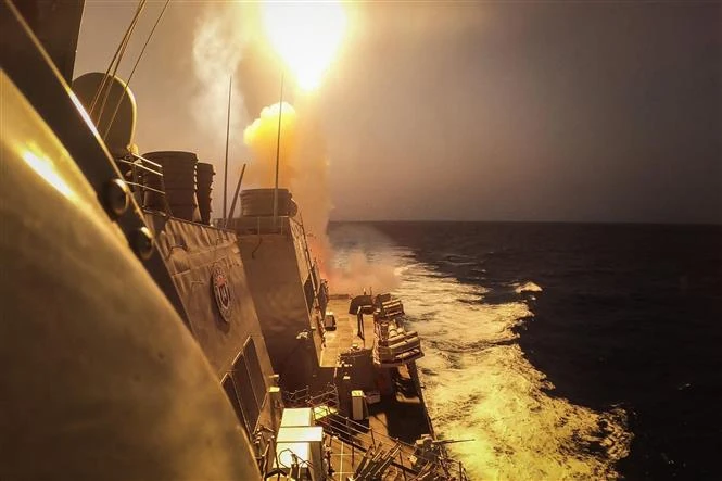 Tàu khu trục mang tên lửa dẫn đường lớp Arleigh-Burke USS Carney (DDG 64) của Hải quân Mỹ đánh bại tổ hợp tên lửa và máy bay không người lái của lực lượng Houthi ở Biển Đỏ, ngày 19/10/2023. (Ảnh: AFP/TTXVN)
