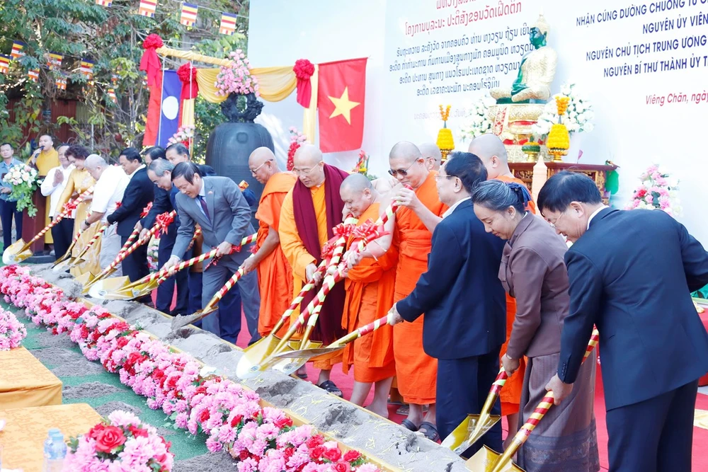 Các đại biểu Việt Nam-Lào thực hiện nghi lễ động thổ. (Ảnh: Phạm Kiên/TTXVN)