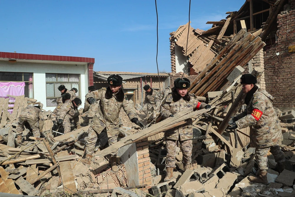Binh sỹ làm nhiệm vụ tại hiện trường vụ động đất ở Tích Thạch Sơn, tỉnh Cam Túc (Trung Quốc), ngày 20/12/2023. (Ảnh: THX/TTXVN)