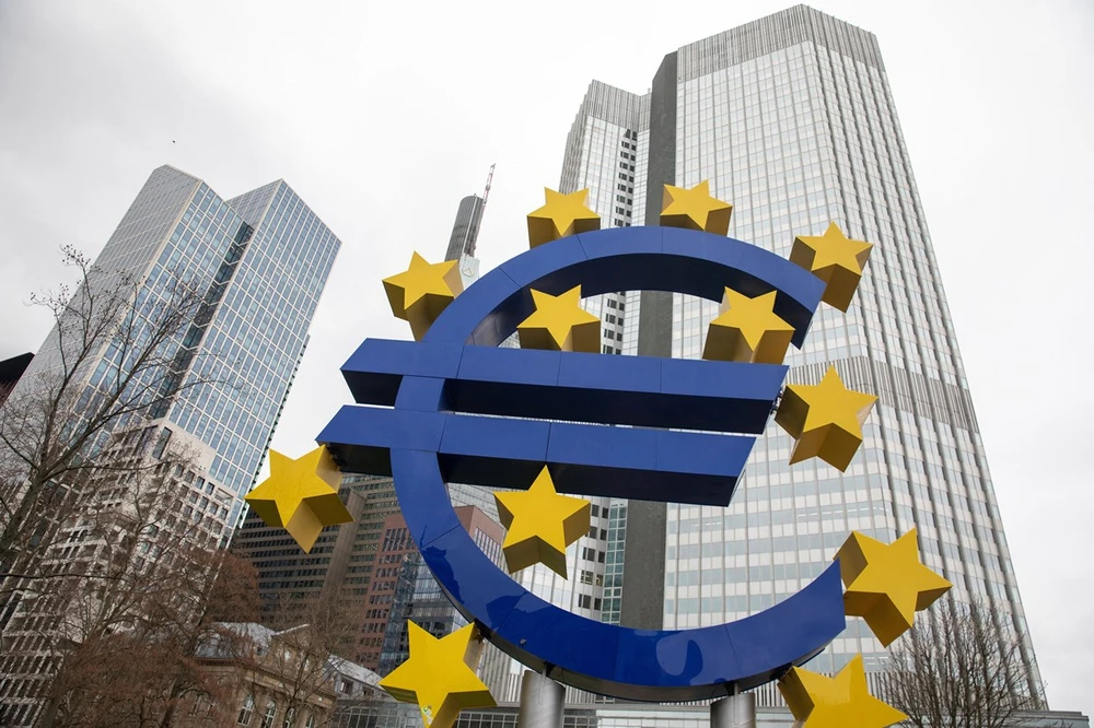 Biểu tượng của đồng euro tại Frankfurt (Đức). (Ảnh: AFP/TTXVN)