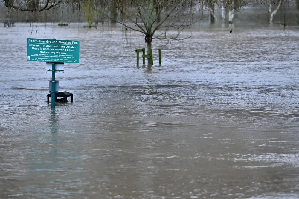 Cảnh ngập lụt sau những trận mưa lớn do ảnh hưởng của bão Henk tại Stratford-upon-Avon (Anh), ngày 3/1/2024. (Ảnh: AFP/TTXVN)