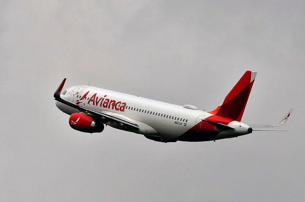 Máy bay của hãng hàng không Avianca cất cánh từ Sân bay Quốc tế El Dorado ở Bogota, (Colombia). (Ảnh: AFP/TTXVN)