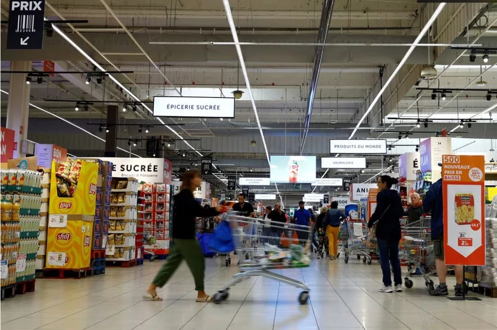 Người dân mua sắm tại siêu thị Carrefour ở Montesson gần Paris (Pháp). (Nguồn: Reuters)