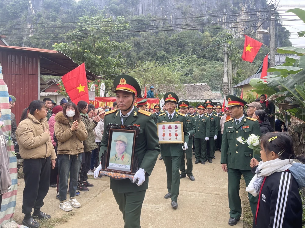 Lễ đón nhận hài cốt liệt sỹ Hứa Kim Chiểu, quân tình nguyện Việt Nam hy sinh ở chiến trường nước Cộng hòa Dân chủ Nhân dân Lào. (Ảnh: TTXVN phát)