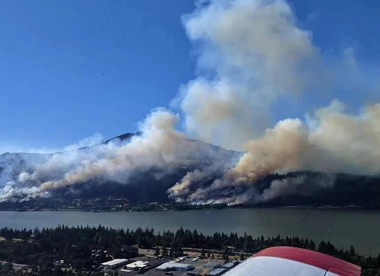 Khói bốc lên từ đám cháy rừng ở Skamania, bang Washington (Mỹ) ngày 3/7/2023. (Ảnh: Washington State DNR Wildfire/TTXVN)
