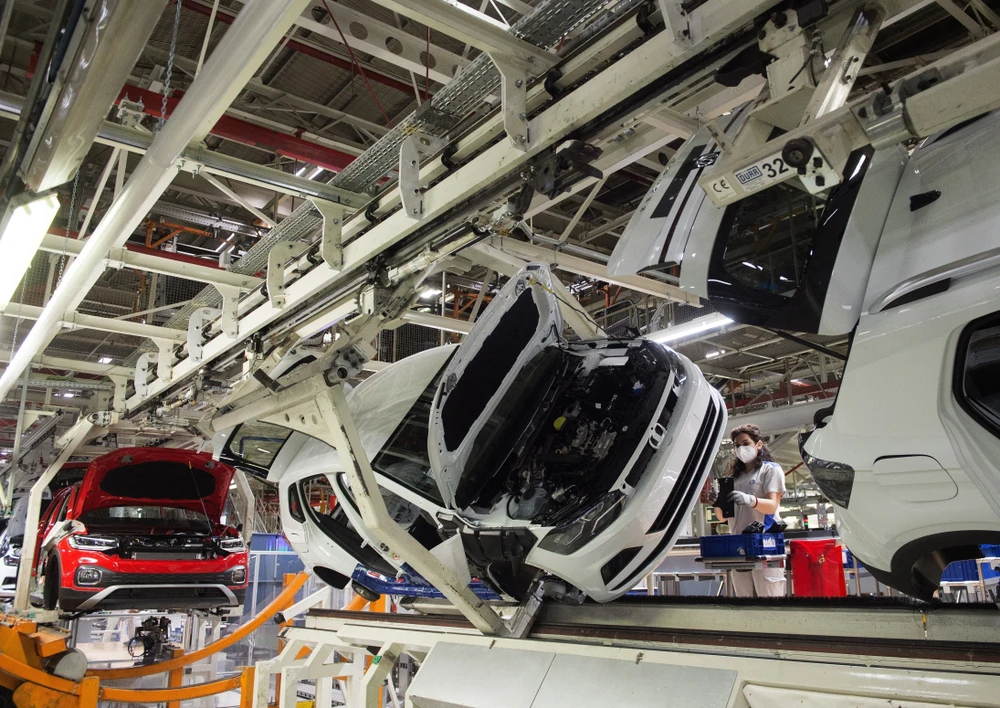 Ôtô được lắp ráp tại một nhà máy của Volkswagen ở Pamplona (Tây Ban Nha). (Ảnh: AFP/TTXVN)
