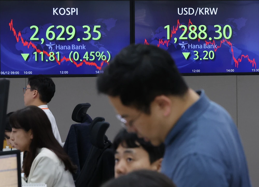 Bảng chỉ số chứng khoán tại Ngân hàng Hana ở thủ đô Seoul (Hàn Quốc), ngày 12/6/2023. (Ảnh: Yonhap/TTXVN)