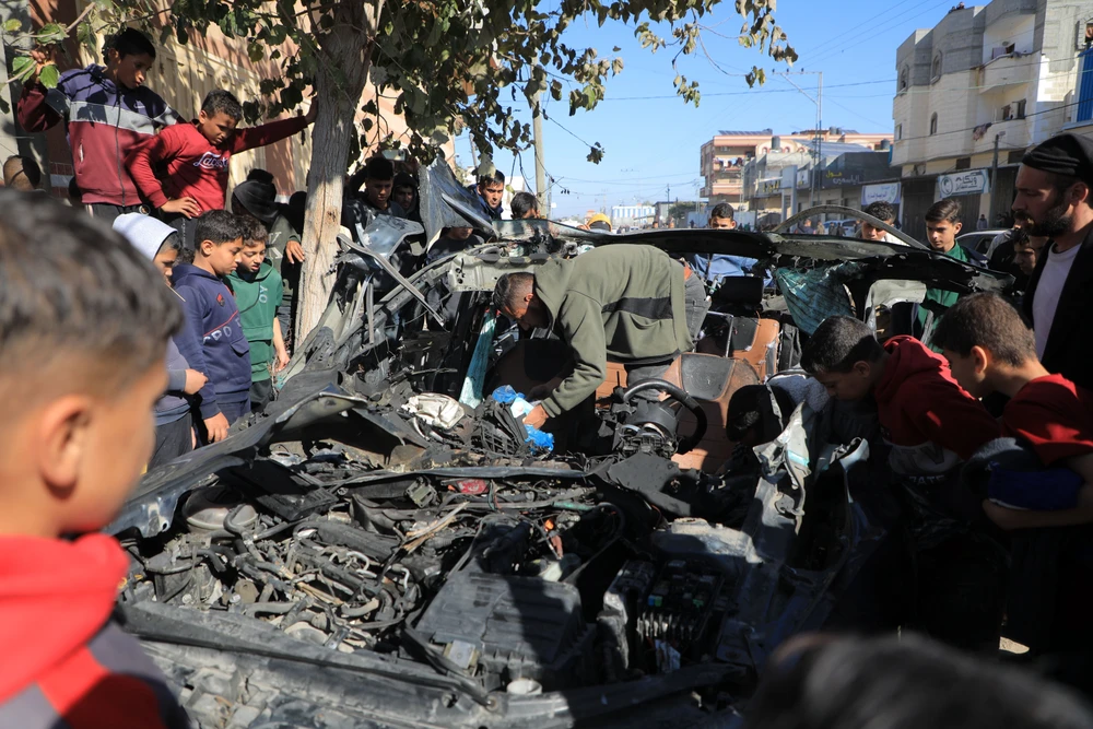Chiếc xe bị phá hủy trong vụ không kích của Israel xuống thành phố Rafah, Dải Gaza ngày 7/1/2024. (Ảnh: THX/TTXVN)