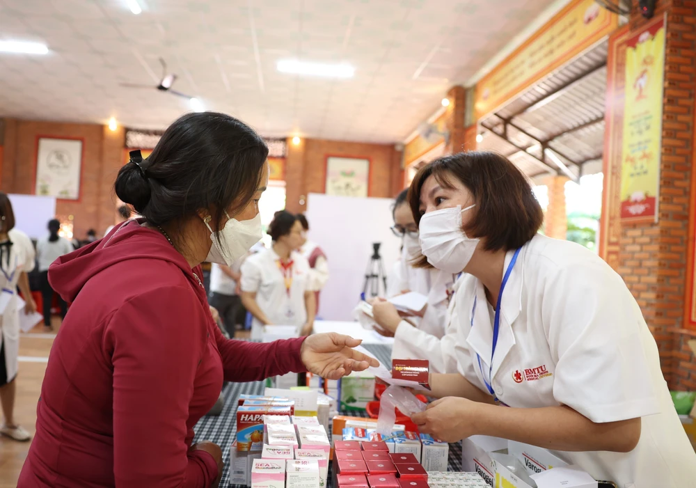 Tư vấn, cấp thuốc cho người dân trên địa bàn huyện Cư M’gar (tỉnh Đắk Lắk). (Ảnh: Tuấn Anh/TTXVN)